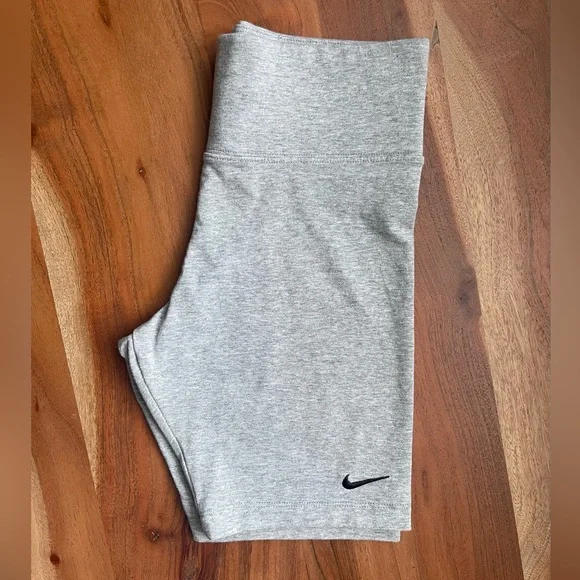 Nike Women’s Bike Shorts - Picture 4 of 5